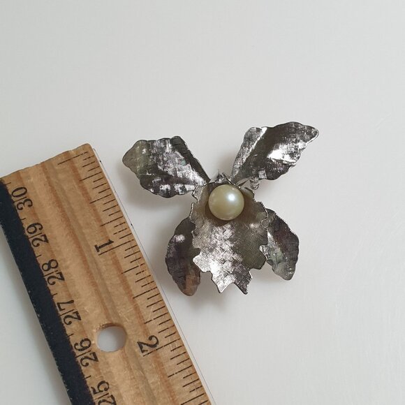 Silver Tone Floral Iris Leaf Brooch Pin Faux Pearl Center Vintage Jewelry Mom Gi - Picture 3 of 3